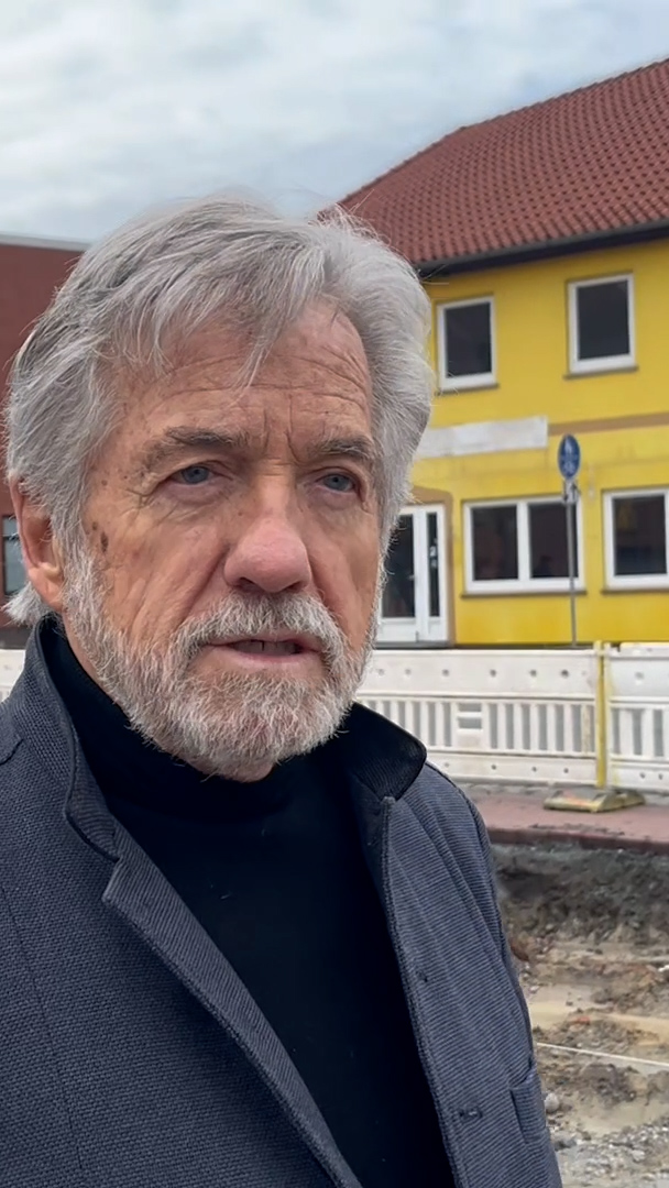 adult,male,man,person,senior citizen,face,head,portrait,coat,housing